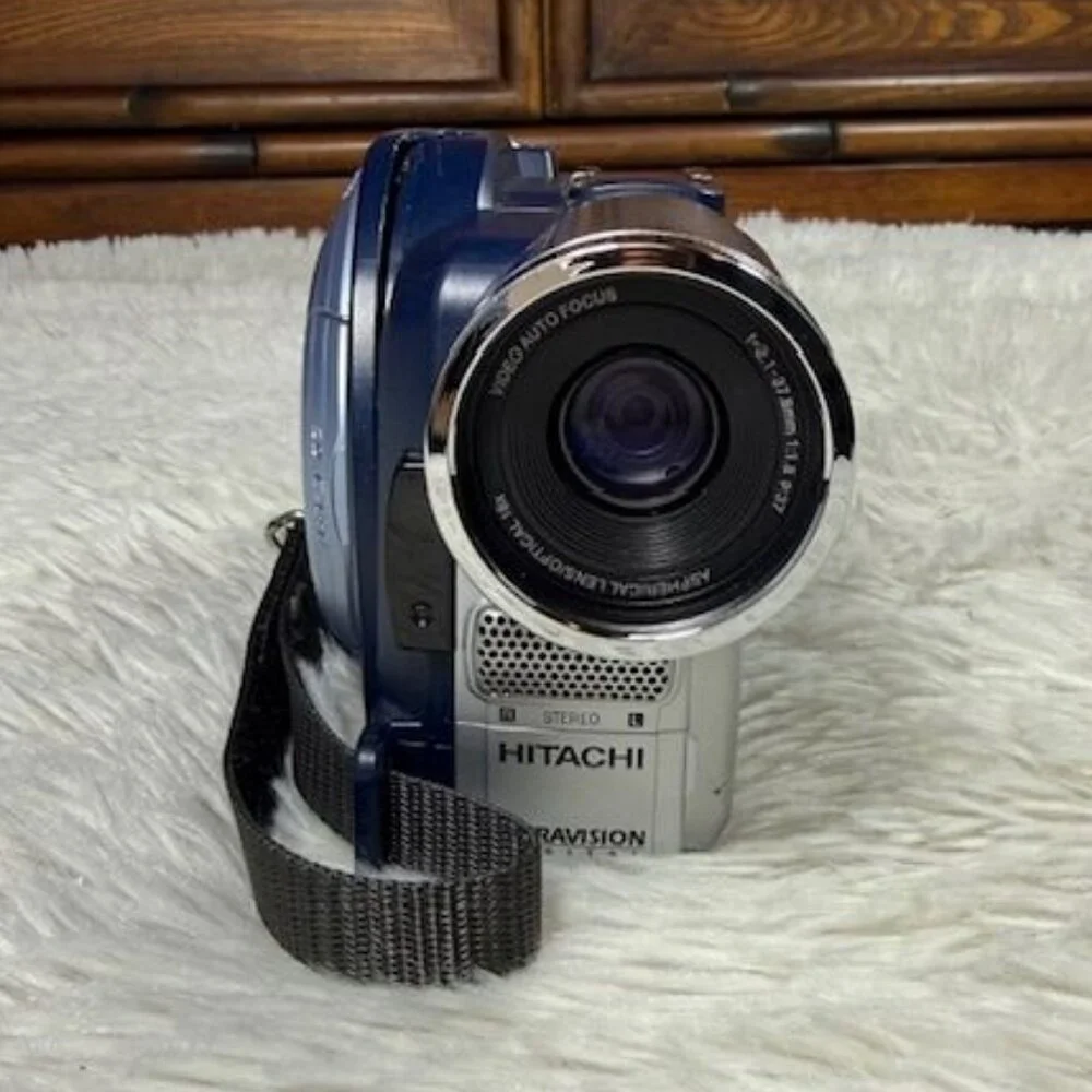 Hitachi DZ-MV550A DVD CAM 18x Optical 500x Digital Zoom Camcorder